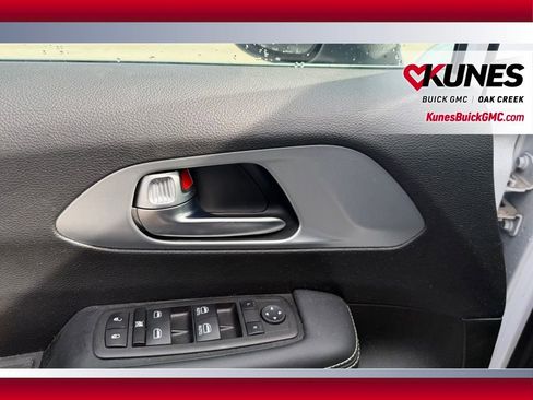 Used 2023 Chrysler Pacifica Touring FWD image 11