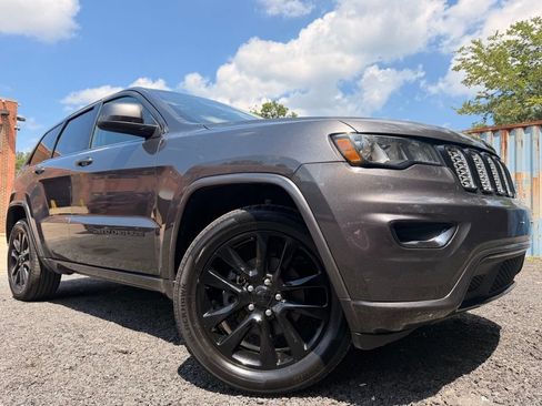 Used 2017 Jeep Grand Cherokee Altitude AWD/4WD image 1