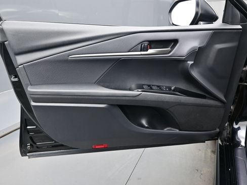 Used 2025 Toyota Camry SE image 9