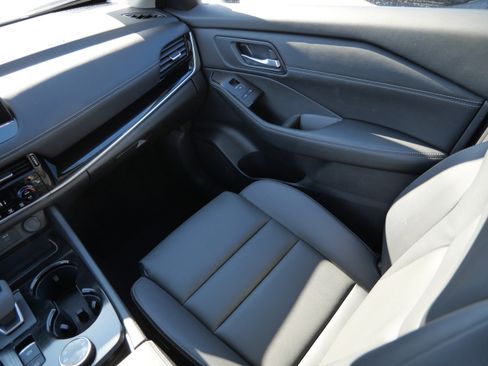 Used 2025 Nissan Rogue SL w/ Tech Package image 11