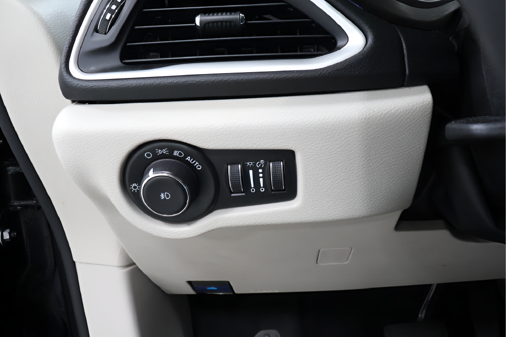 Used 2024 Chrysler Pacifica Touring-L FWD image 16