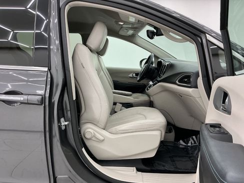 Used 2018 Chrysler Pacifica Touring-L FWD image 15