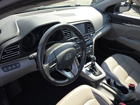 Used 2019 Hyundai Elantra Limited image 9