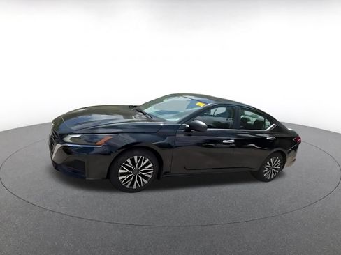 Used 2025 Nissan Altima 2.5 SV FWD image 8