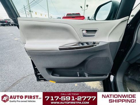 Used 2016 Toyota Sienna XLE image 9