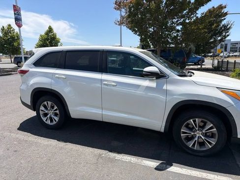 Used 2014 Toyota Highlander Plus FWD image 2