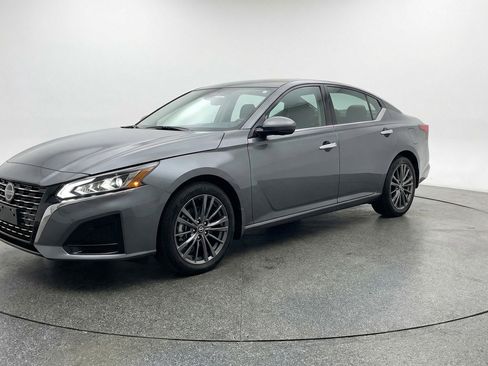 Used 2025 Nissan Altima 2.5 SV image 3
