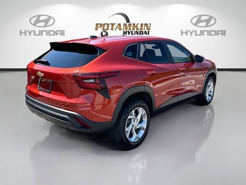 Used 2024 Chevrolet Trax LS w/ LS Convenience Package image 5