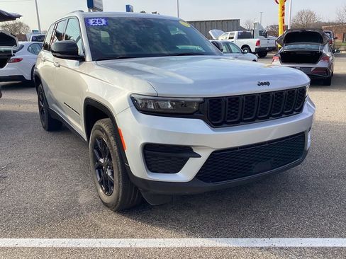 Used 2025 Jeep Grand Cherokee Altitude image 2