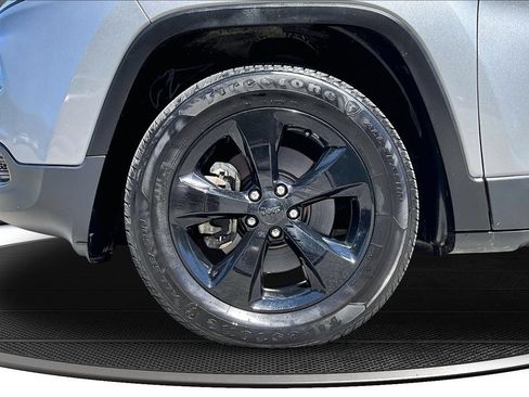 Used 2017 Jeep Cherokee Sport AWD/4WD image 34