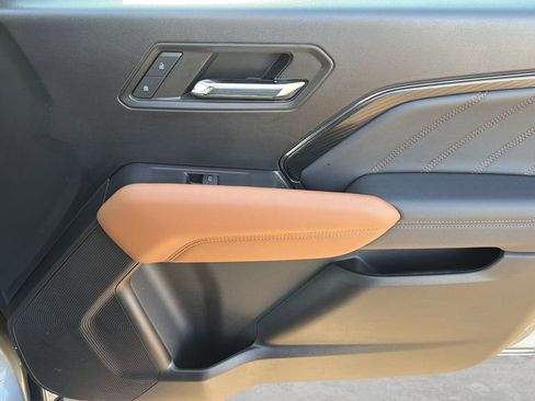 Used 2024 GMC Canyon AT4 w/ Technology Package image 11