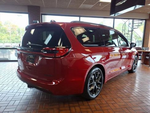 New 2026 Chrysler Pacifica Limited w/ Uconnect Theater Family Group image 3