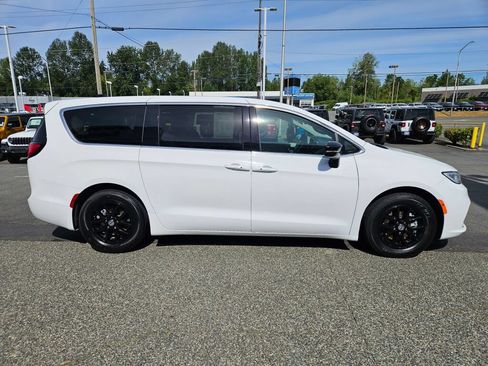 Used 2024 Chrysler Pacifica Touring-L FWD image 6