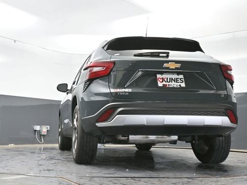 Used 2025 Chevrolet Trax LT FWD image 58