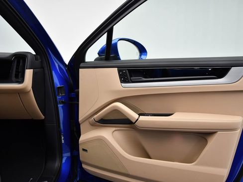 Used 2025 Porsche Cayenne S image 44