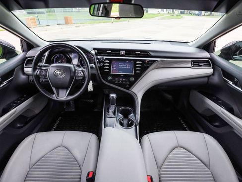 Used 2020 Toyota Camry SE FWD image 2