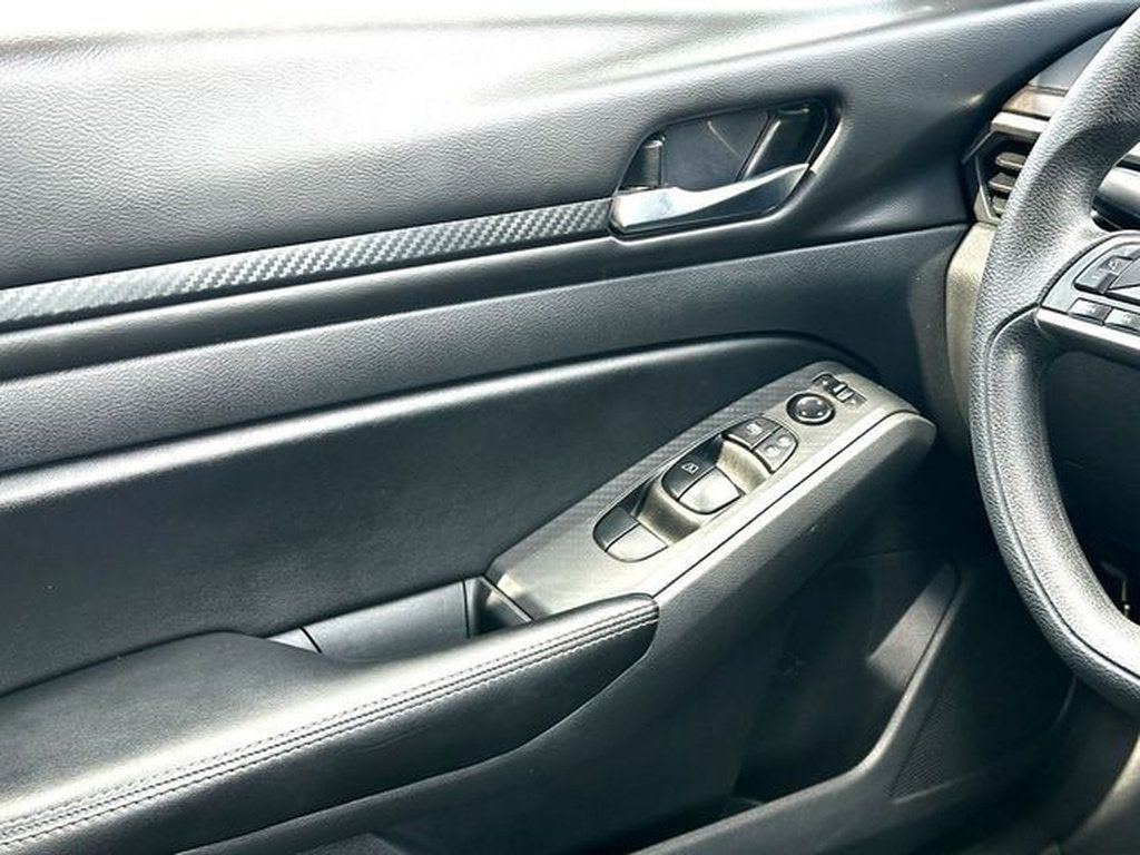 Used 2025 Nissan Altima 2.5 SV FWD image 25