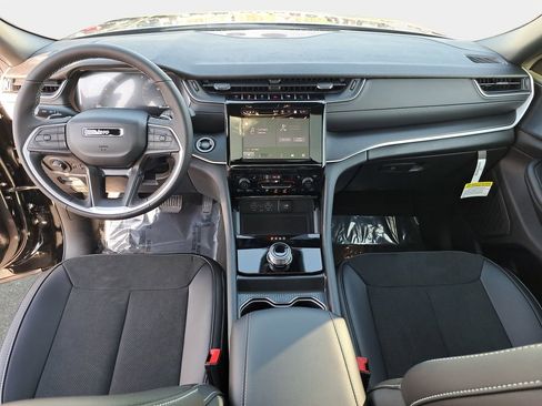 New 2025 Jeep Grand Cherokee L Altitude image 9