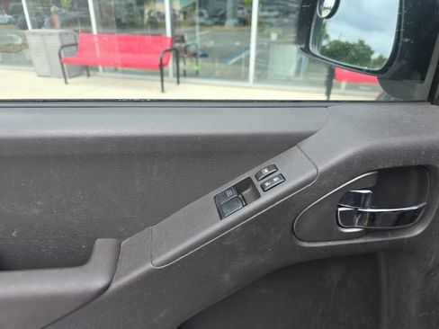 Used 2015 Nissan Frontier SV w/ SV Value Truck Package AWD/4WD image 11