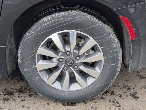 Used 2023 Chrysler Pacifica Limited image 16