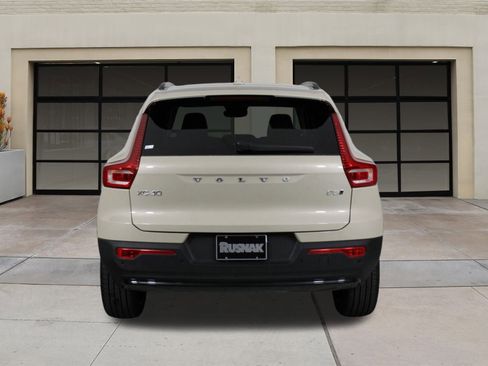 Used 2026 Volvo XC40 B5 Ultra w/ Climate Package image 5