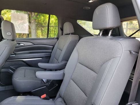 Used 2024 Chevrolet Traverse LT FWD image 15