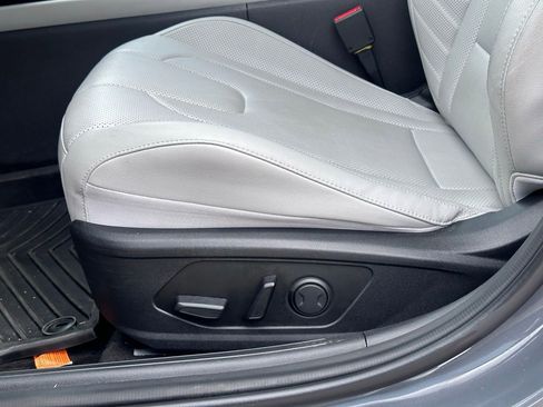 Used 2025 Hyundai Elantra Limited image 28