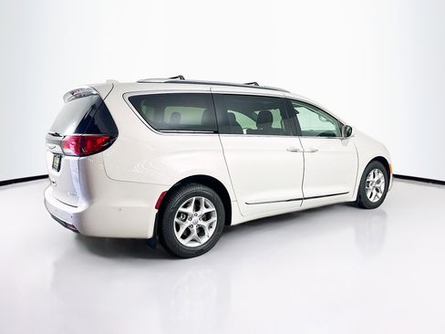 Used 2019 Chrysler Pacifica Touring-L Plus w/ Advanced Safetytec Group FWD image 9