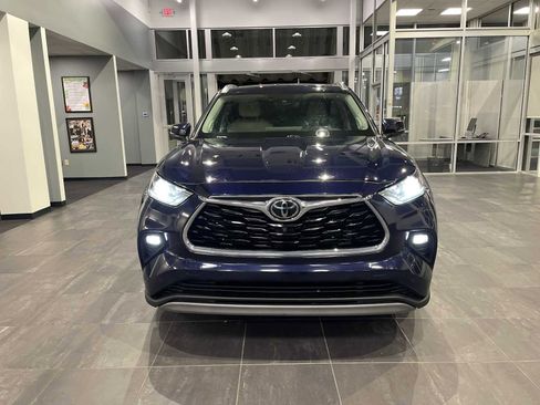 Used 2022 Toyota Highlander Platinum image 2