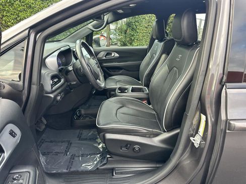 Used 2020 Chrysler Pacifica Limited w/ Advanced Safetytec Group image 11