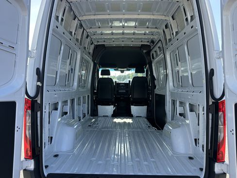 Used 2024 Mercedes-Benz Sprinter 2500 w/ Acoustic Package image 18