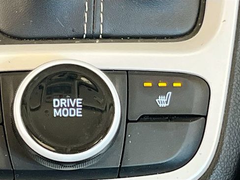 Used 2022 Hyundai Venue Limited FWD image 20