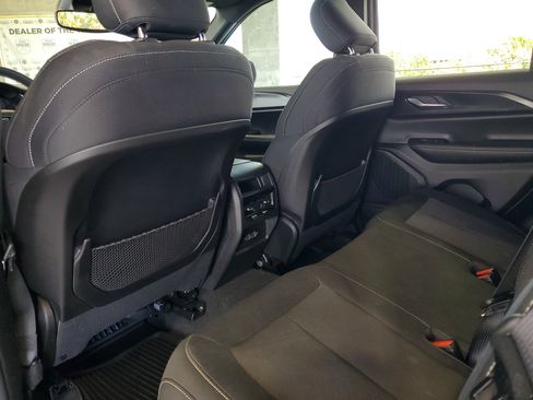 Certified 2024 Jeep Grand Cherokee Laredo AWD/4WD image 10