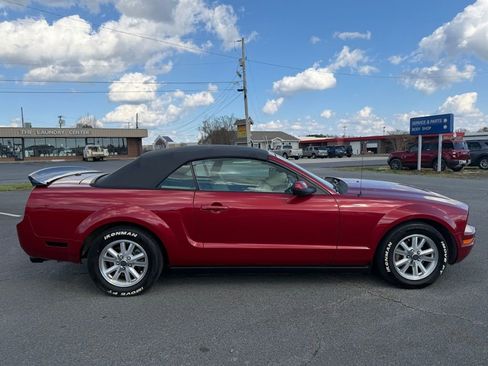 Used 2008 Ford Mustang Convertible image 2