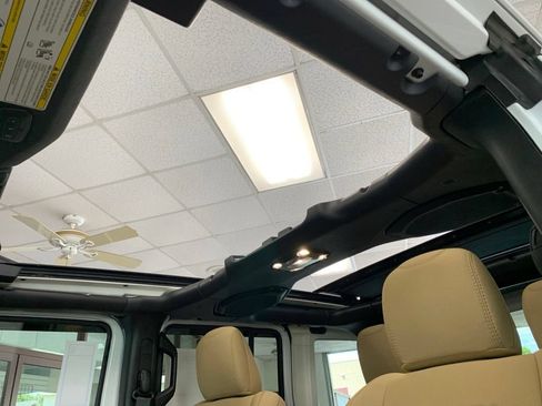 Used 2022 Jeep Wrangler Unlimited Sahara w/ Cold Weather Group AWD/4WD image 23