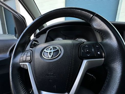 Used 2017 Toyota Sienna SE image 21