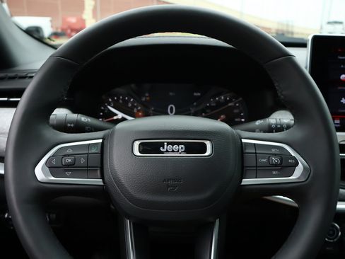 Used 2023 Jeep Compass Latitude AWD/4WD image 13