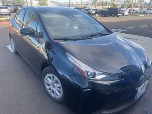 Used 2021 Toyota Prius LE image 2