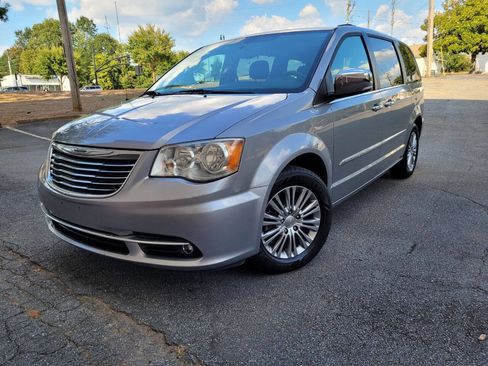 Used 2014 Chrysler Town & Country Touring-L w/ Driver Convenience Group image 4