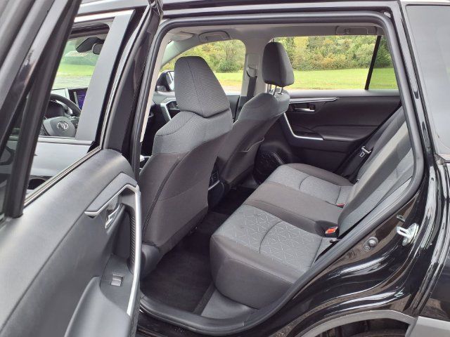 Used 2025 Toyota RAV4 XLE AWD/4WD image 45