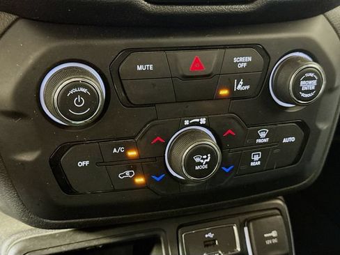 Used 2021 Jeep Renegade Latitude FWD image 14