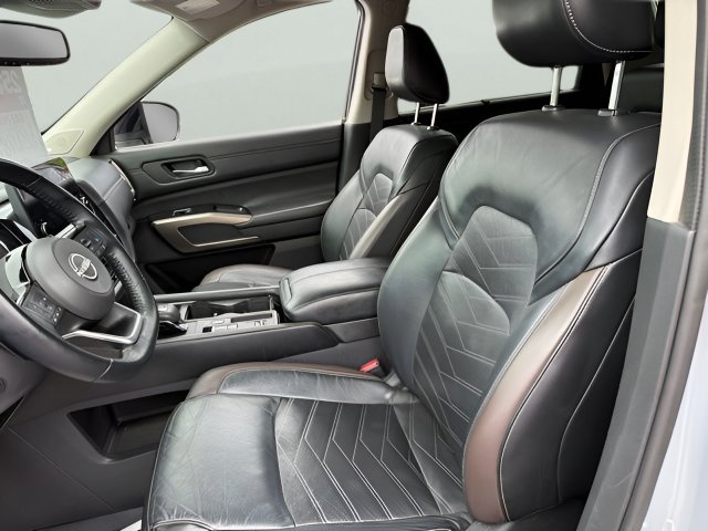 Used 2022 Nissan Pathfinder Platinum w/ Cargo Package FWD image 5