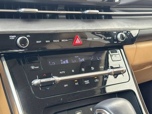 Used 2024 Kia Carnival EX FWD image 22