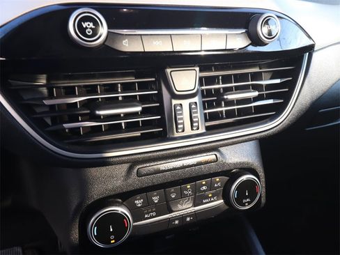 Certified 2022 Ford Escape SE w/ SE Sport Appearance Package image 18