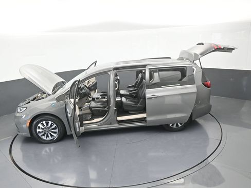 Used 2022 Chrysler Pacifica Touring-L FWD image 69
