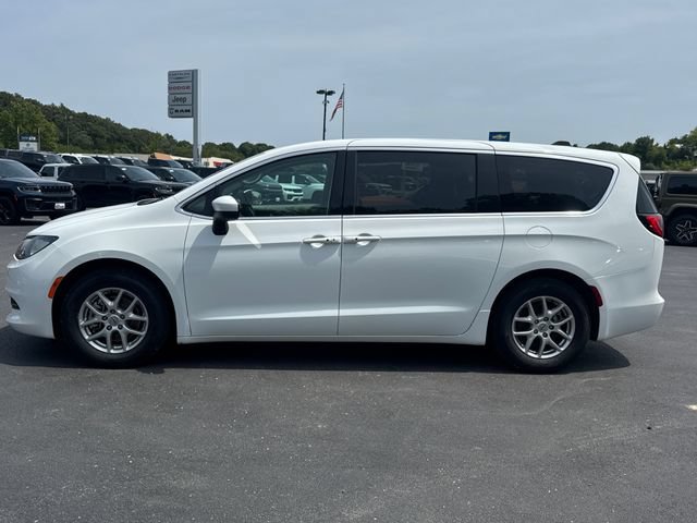 Used 2023 Chrysler Voyager LX FWD image 2