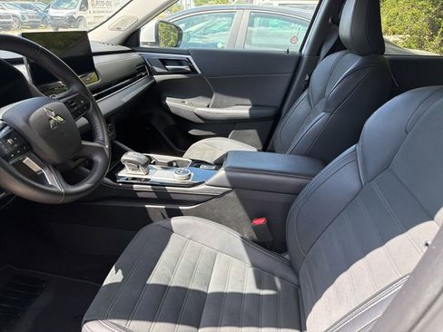 Used 2025 Mitsubishi Outlander SE image 7