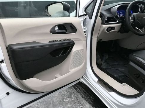 Used 2023 Chrysler Pacifica Touring-L image 16