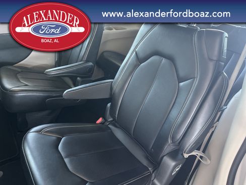 Used 2024 Chrysler Pacifica Touring-L image 12