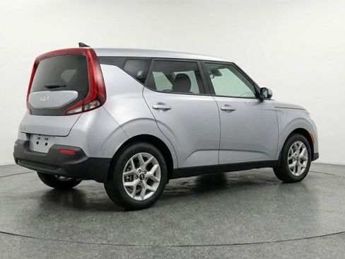 Used 2025 Kia Soul LX w/ LX Technology Package FWD image 9